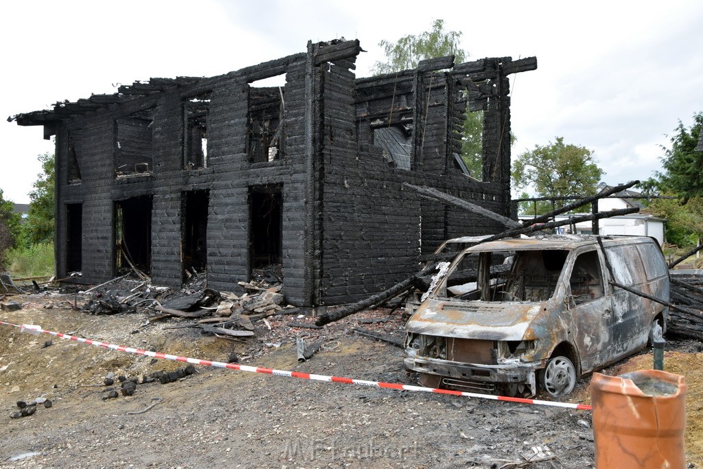 Schwerer Brand in Einfamilien Haus Roesrath Rambruecken P100.JPG - Miklos Laubert